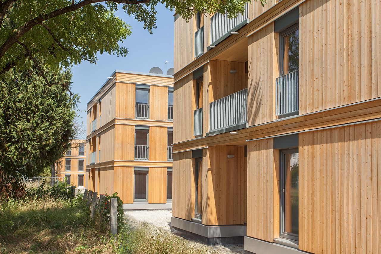 Modernes Holzhaus im Bau